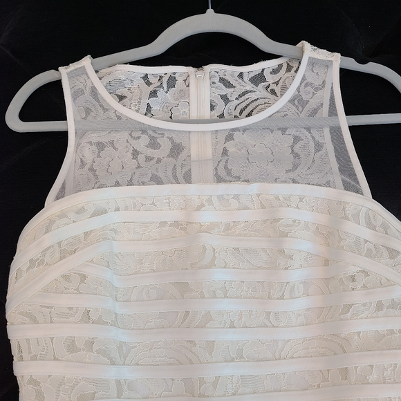 Julia Jordan Lace Dress - Picture 3 of 8